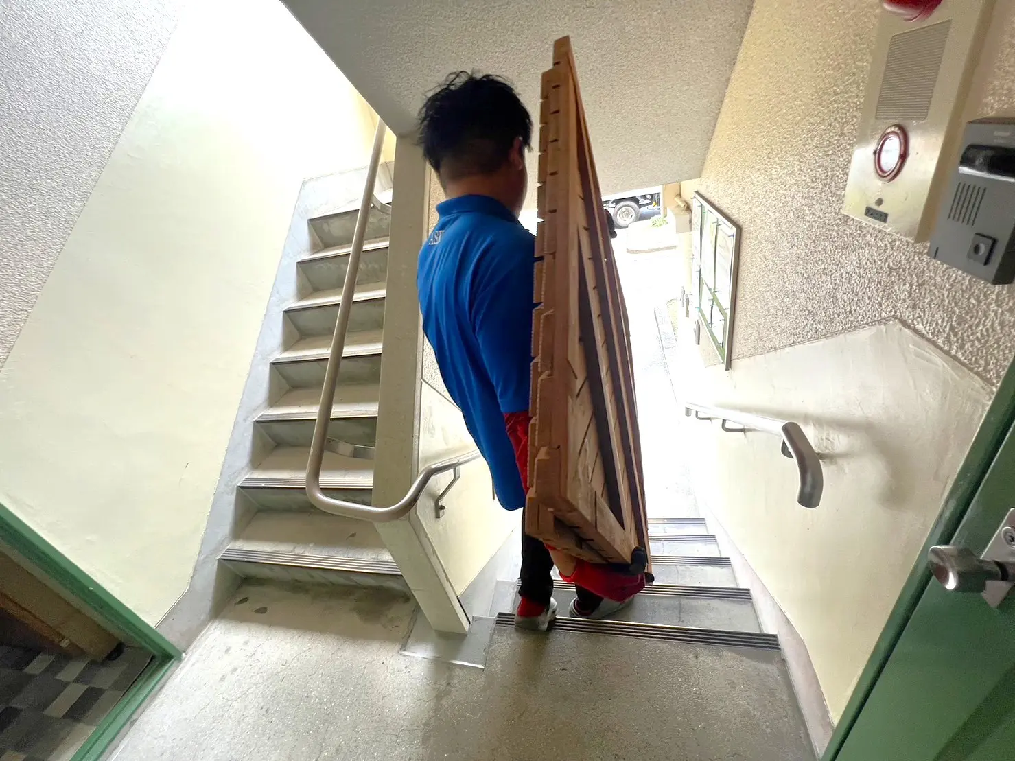「地震対策で大型の婚礼ダンスを回収しました」作業写真