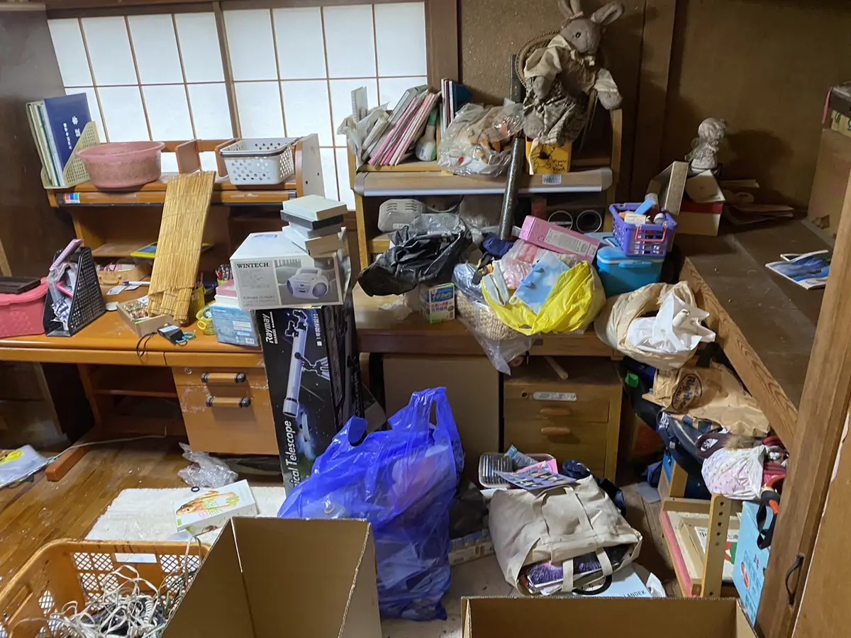 「大量の遺品を仕分けして一括回収しました」作業写真