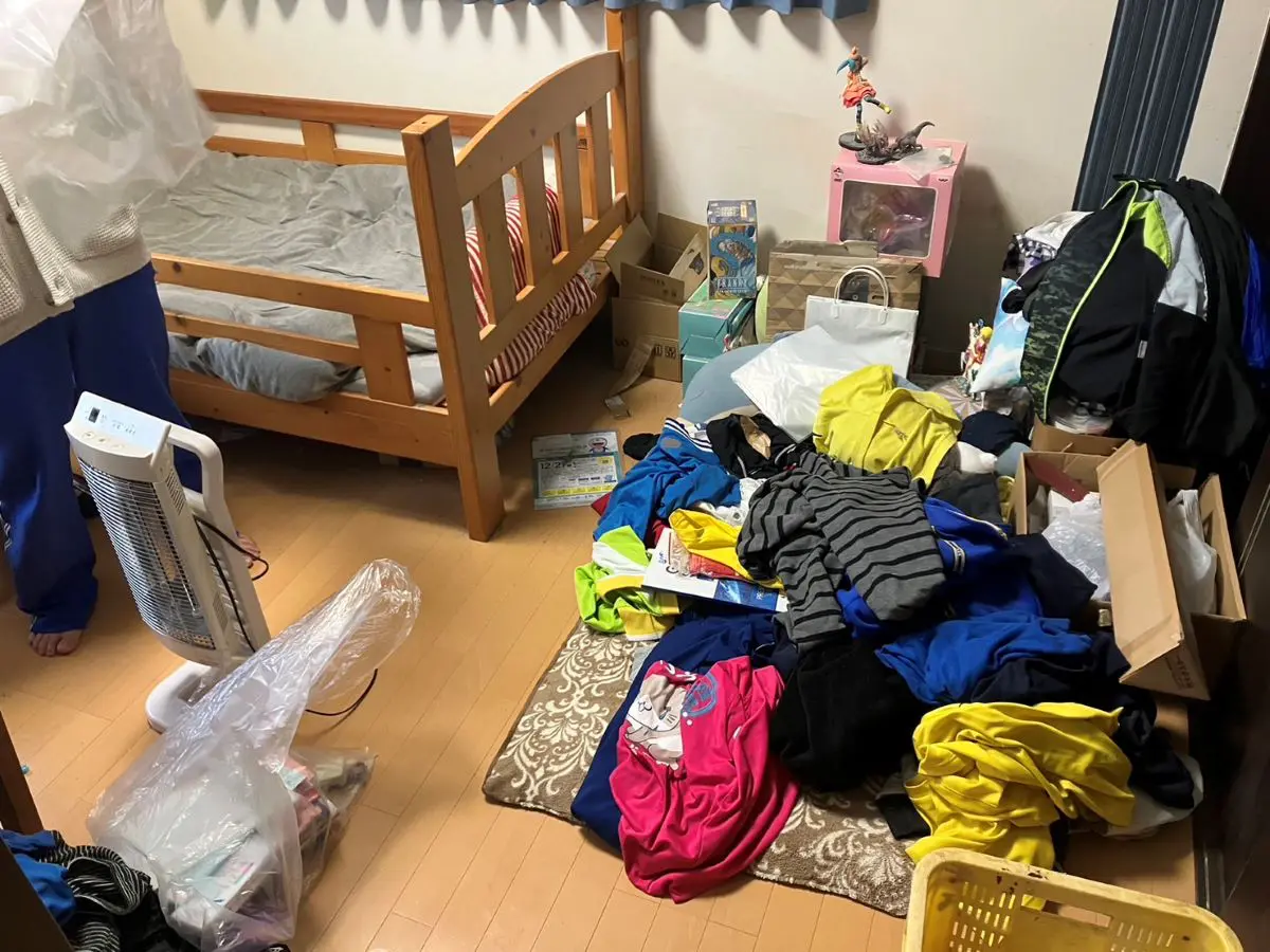 「ベッドや衣類など多様な不用品を回収しました」作業写真