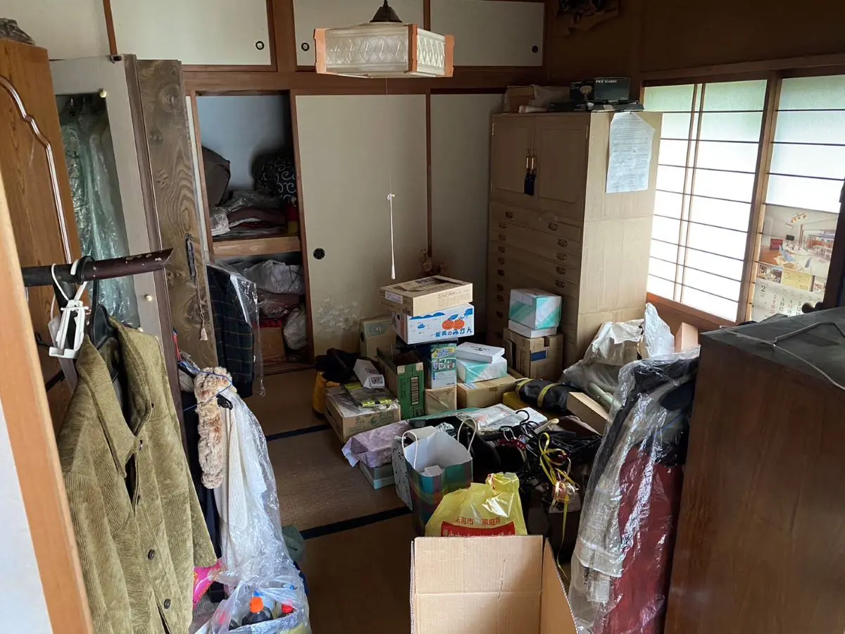 「一軒家の遺品を仕分けしてまとめて回収しました」作業写真