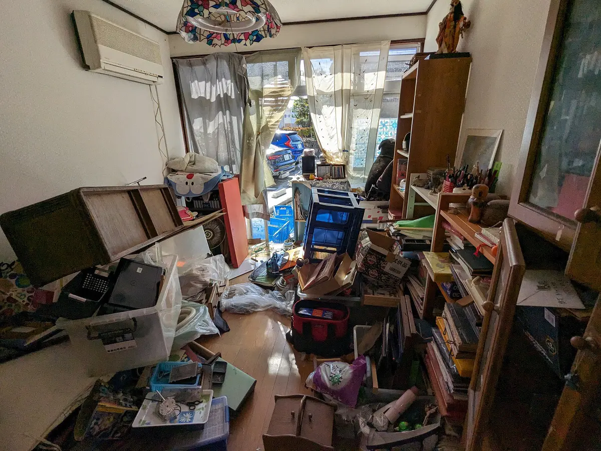 「一軒家の大量の不用品を一括で回収しました」作業写真