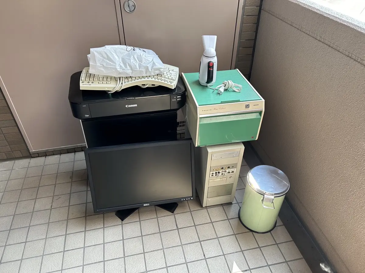「処分に困るパソコン機器などを回収しました」作業写真