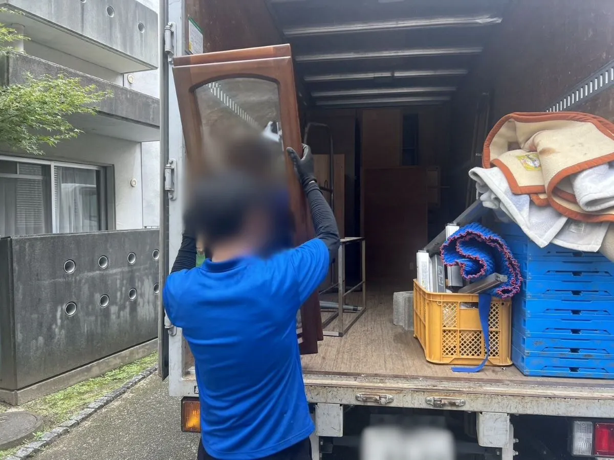 「2DKのマンションからタンス・食器棚などを回収させていただきました」作業写真