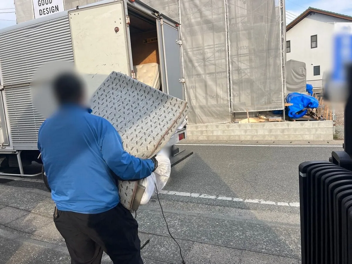 「4LDKの一戸建てからストーブ・布団などを回収させていただきました」作業写真