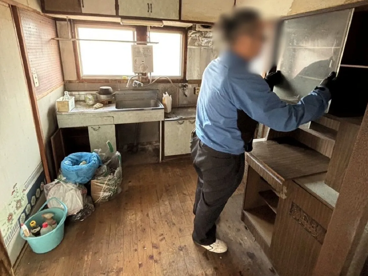 「2DKのマンションから食器棚・生活ゴミなどを回収させていただきました」作業写真