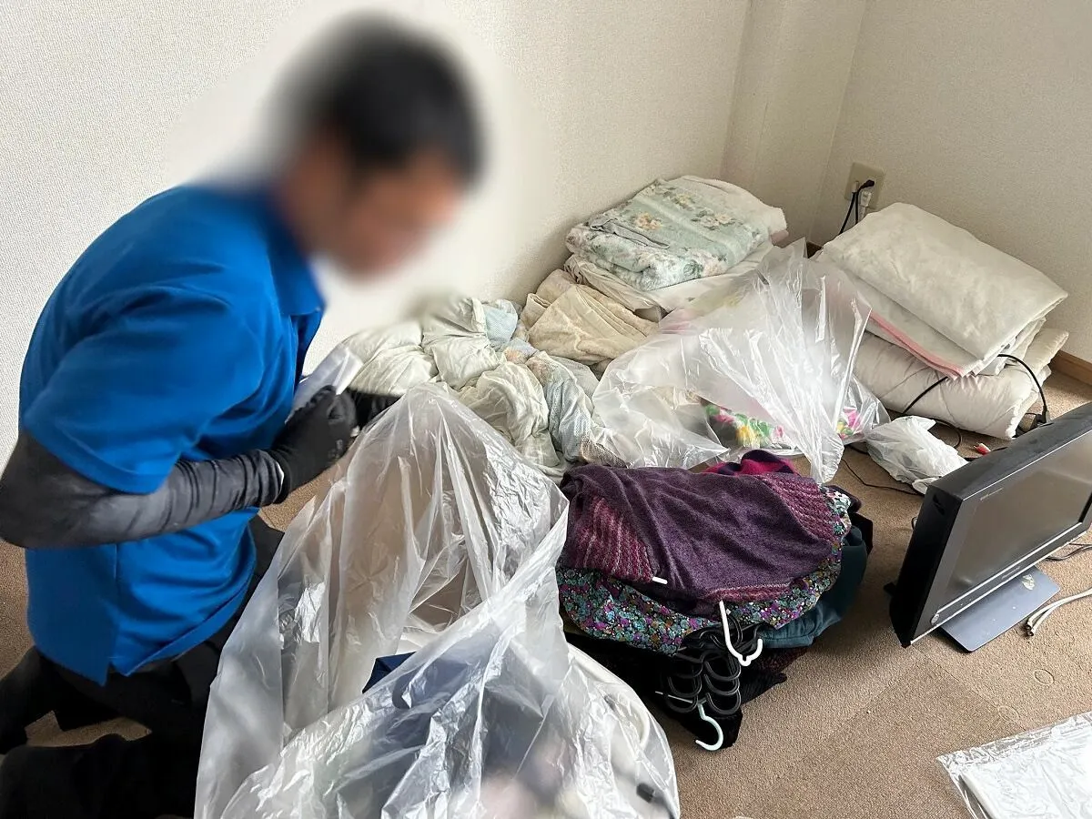 「1LDKのマンションから布団・衣類などを回収させていただきました」作業写真
