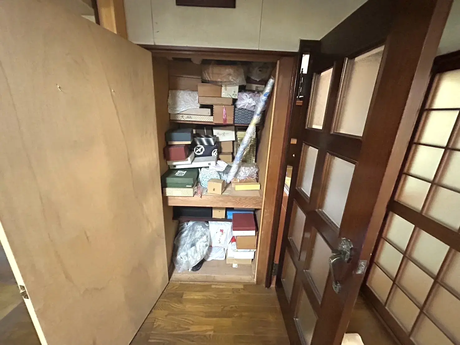 「押し入れの食器や調理器具をまとめて回収しました」作業写真