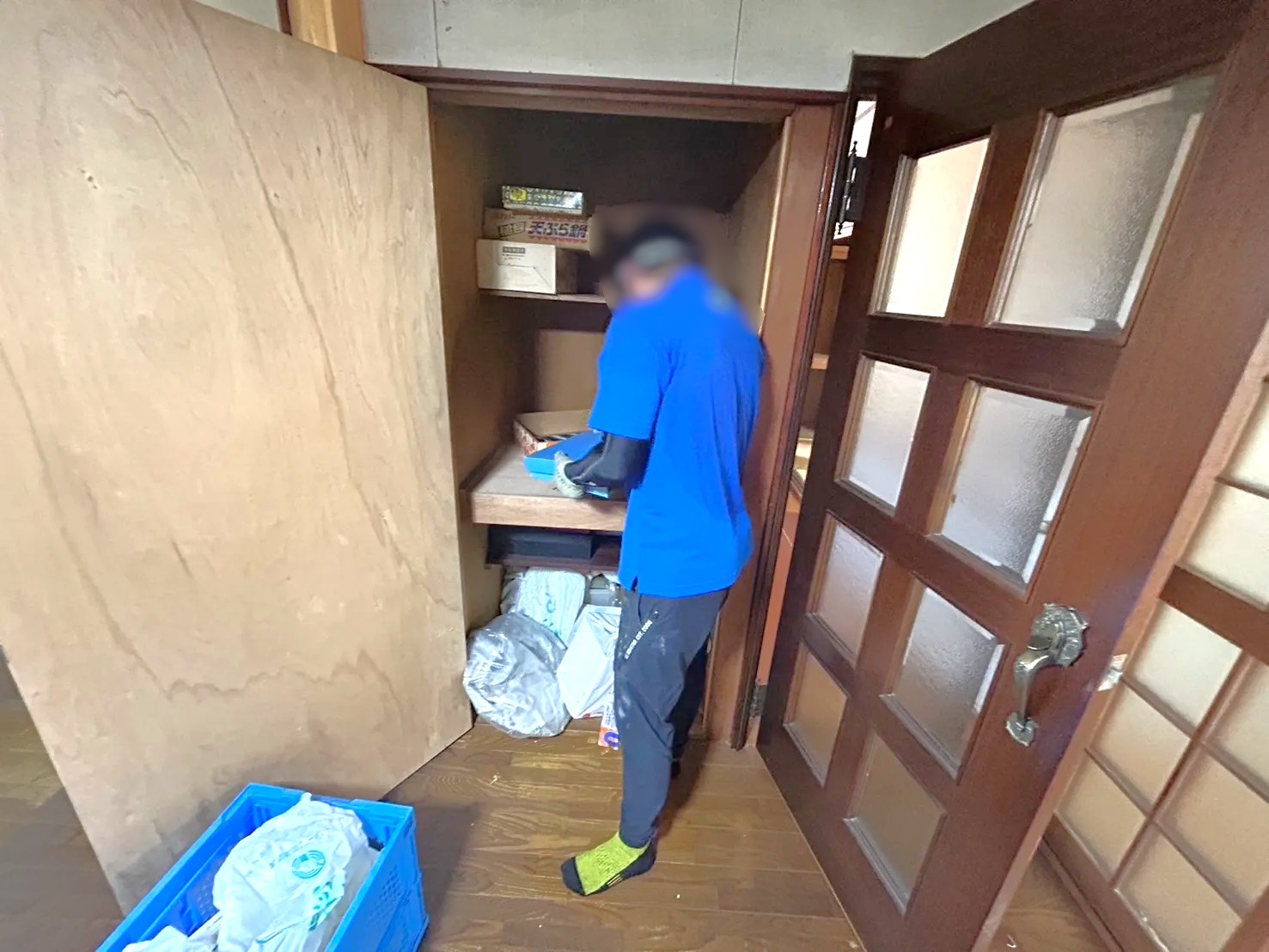 「押し入れに収納されていた食器、調理器具などをすべて回収しました」作業写真