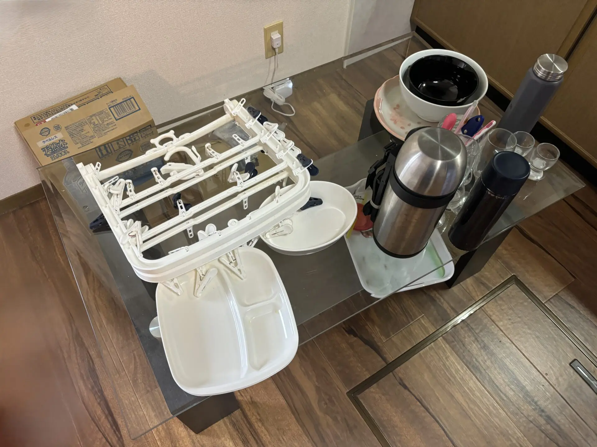 「処分に困るガラステーブルなどを回収しました」作業写真