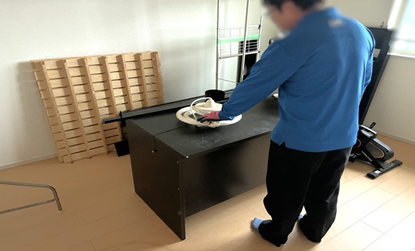 「アパートの2LDKのお部屋からテーブルや食器、蛍光灯などを回収しました」作業写真