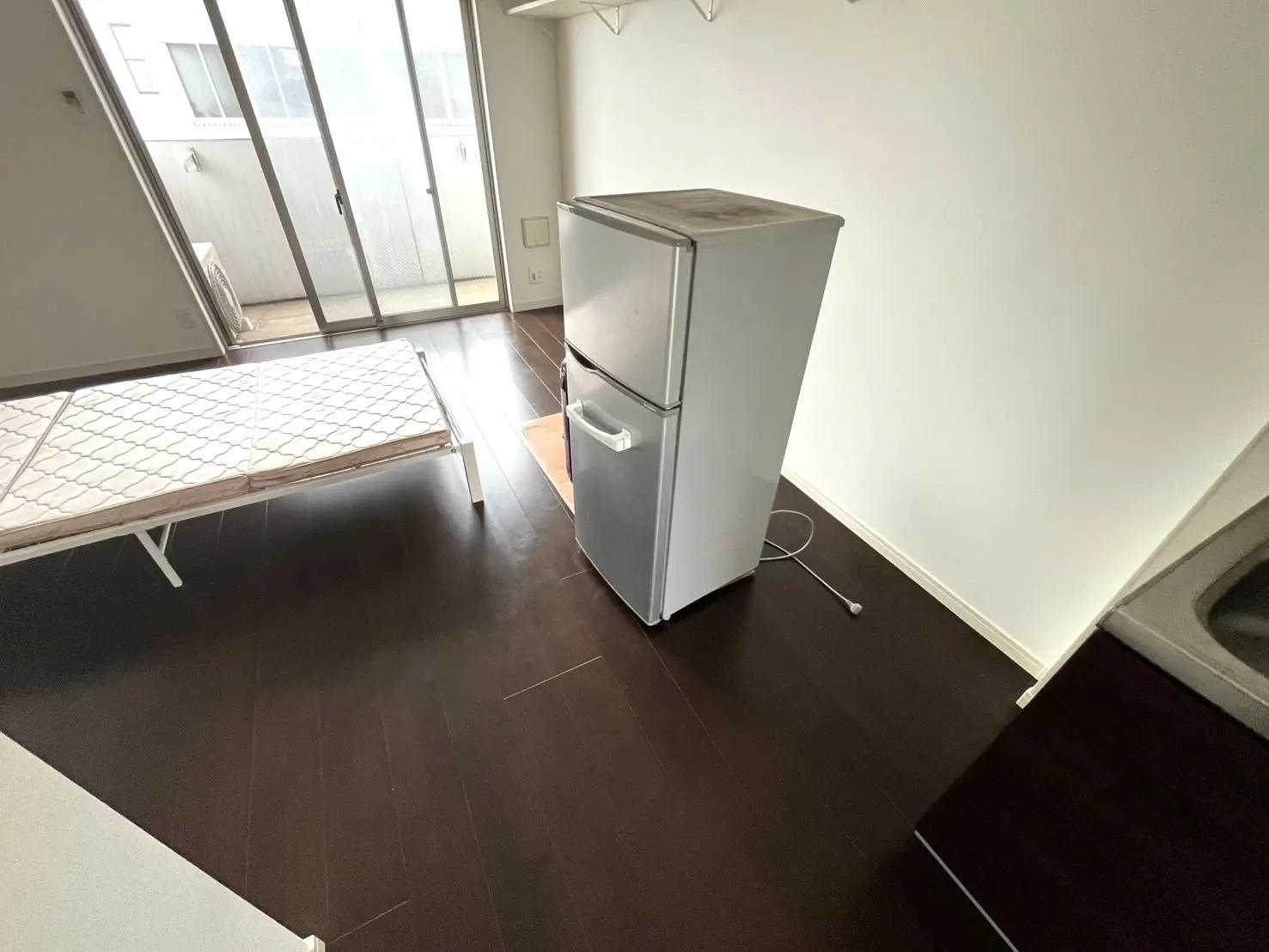 「引越しで不要になったベッドや大型家電をまとめて回収しました」作業写真