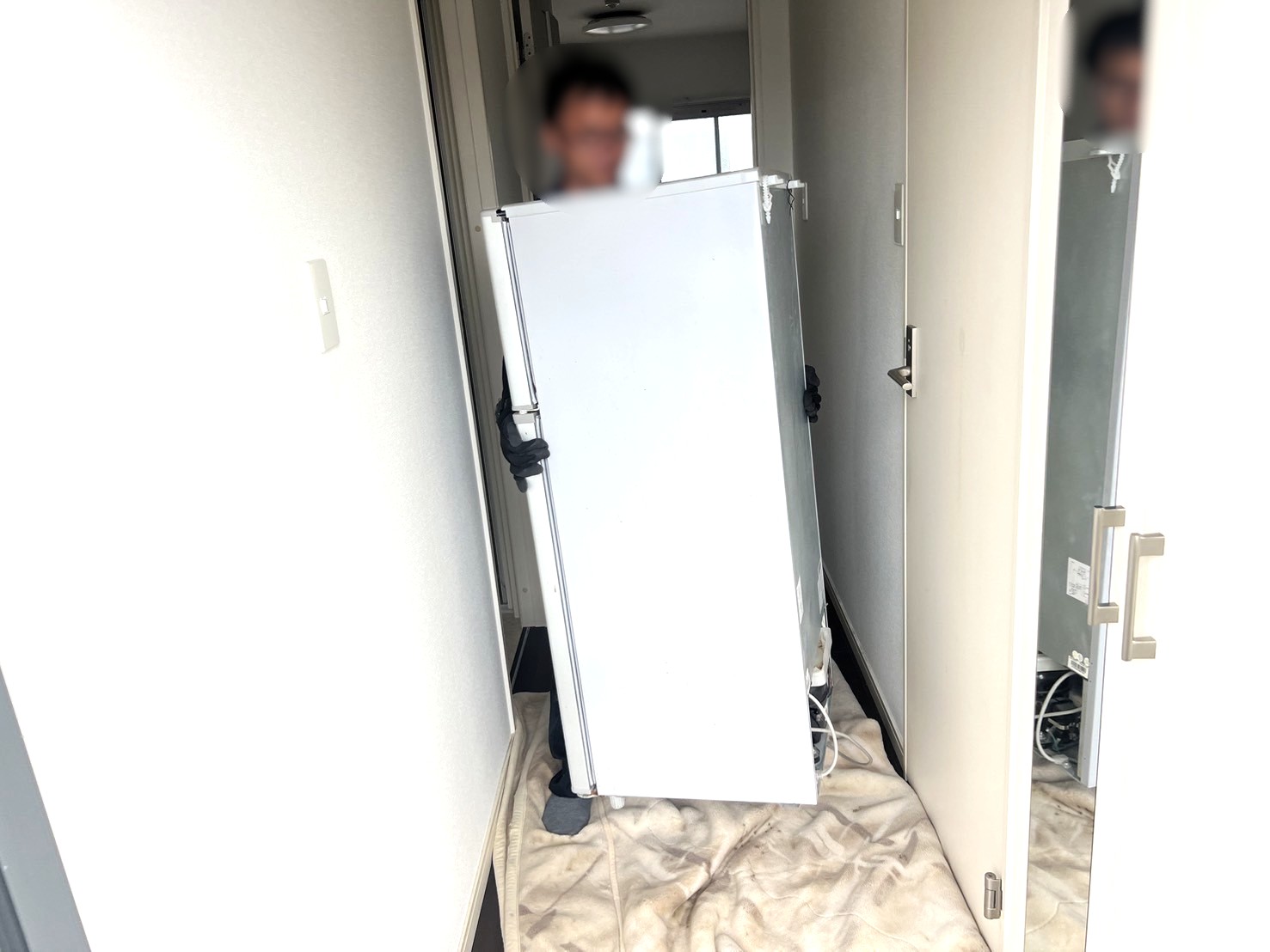 「引越しに伴い不要になったベッドや冷蔵庫、洗濯機などを回収しました」作業写真