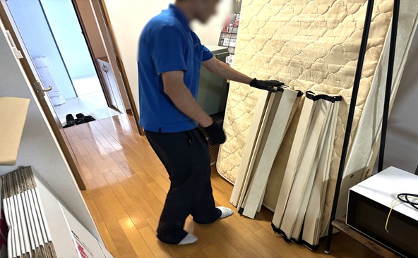 「マットレスや物干し竿、電子レンジ、すのこなどを回収しました」作業写真