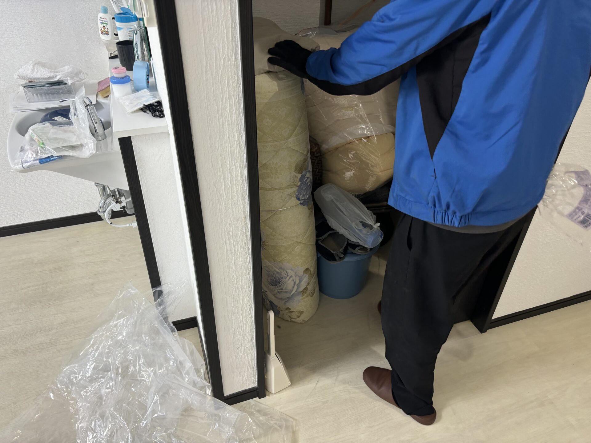 「施設からの退去に伴い布団や家電、衣類などをお引き取りしました」作業写真