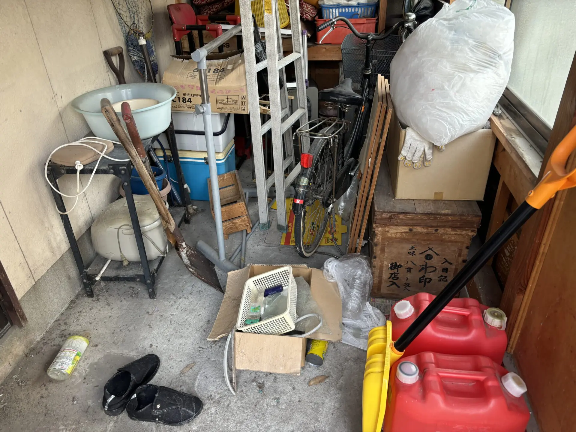 「倉庫の自転車や農具をまとめて回収しました」作業写真
