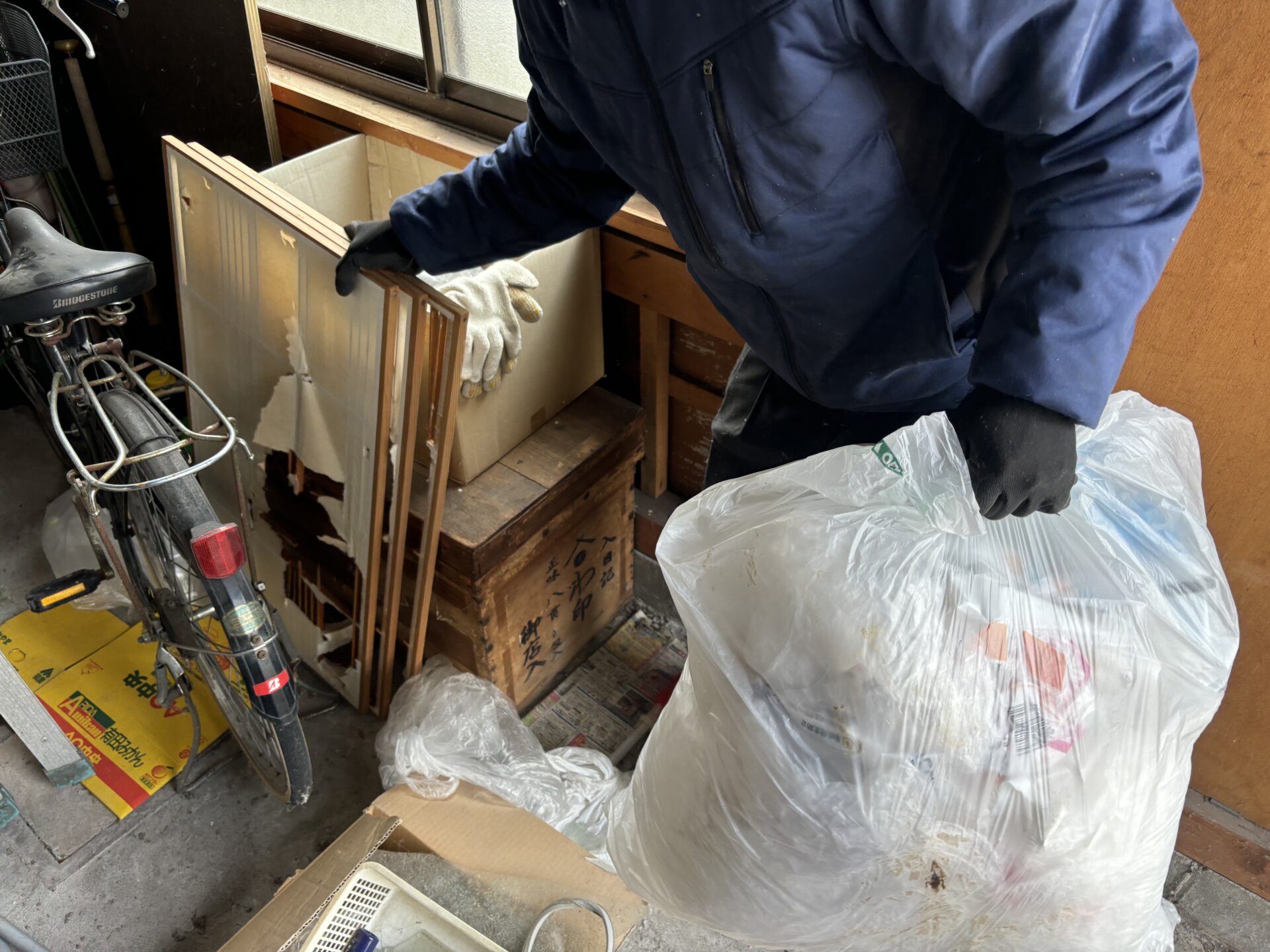 「倉庫内にある不用品の整理を行い、自転車・農具などをお引き取りしました」作業写真