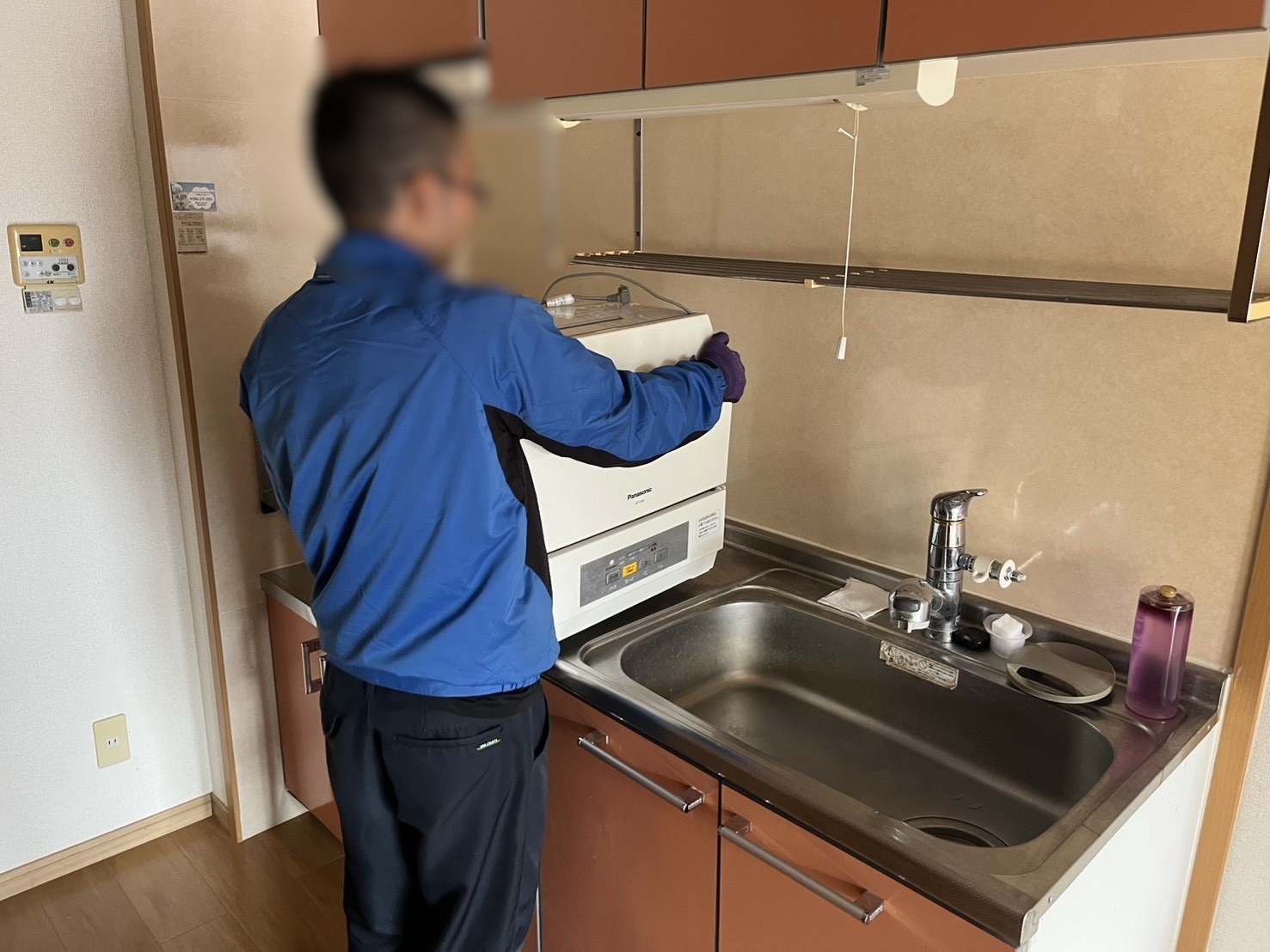 「退去に伴い不要になった食洗器や棚、ベッドなどを回収しました」作業写真