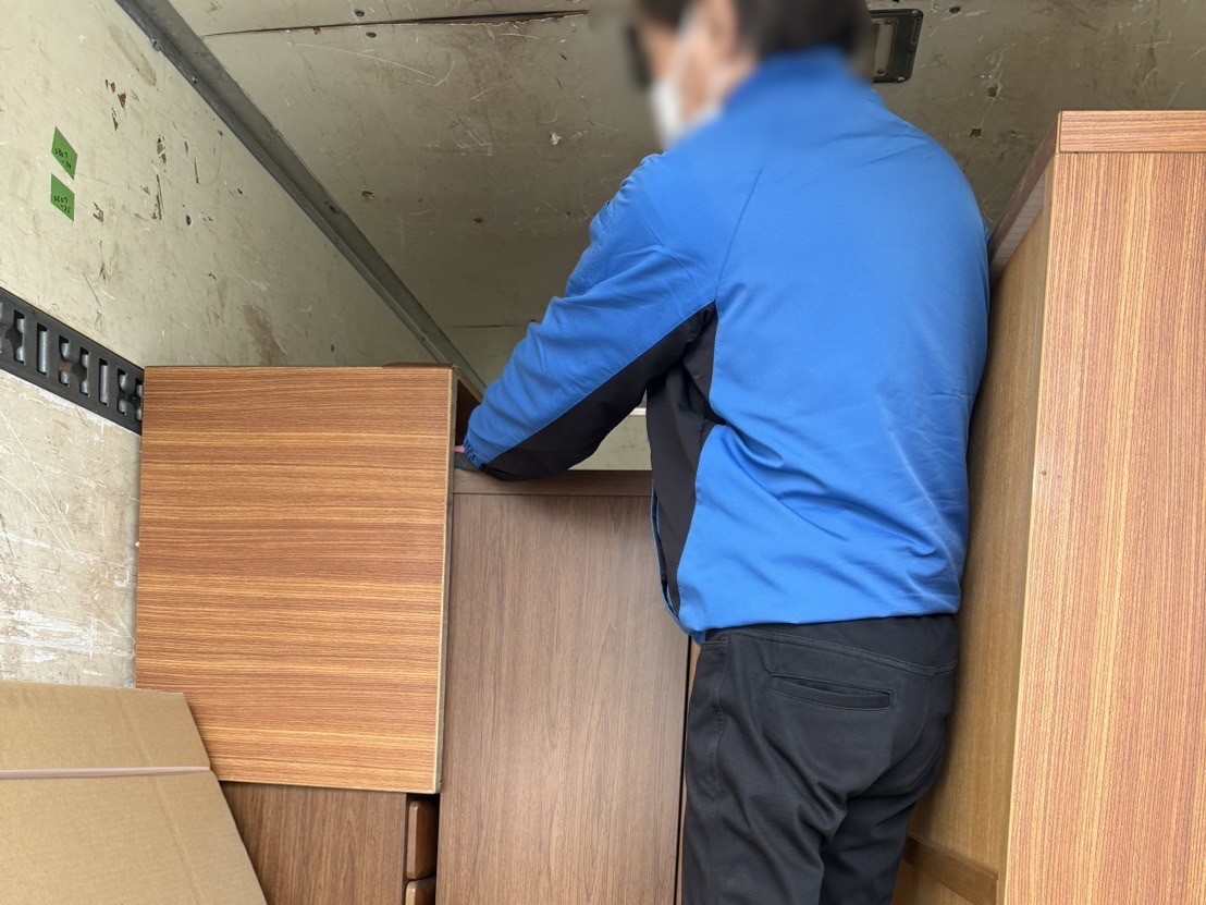 「2Kのアパートのお部屋から鏡台、たんすなどの大型家具を回収しました」作業写真