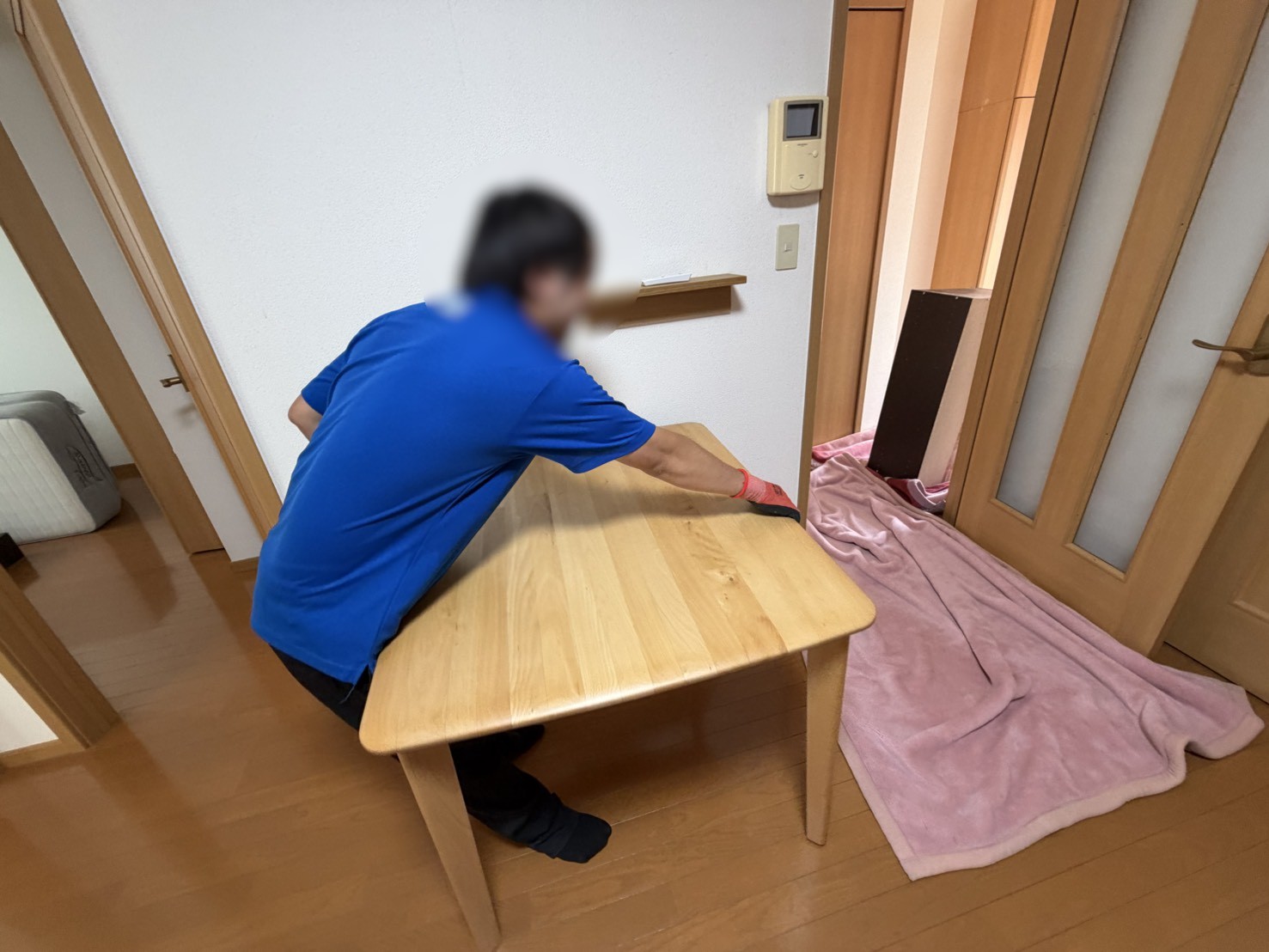 「退去日当日に冷蔵庫や洗濯機、ダイニングテーブルなどを回収しました」作業写真