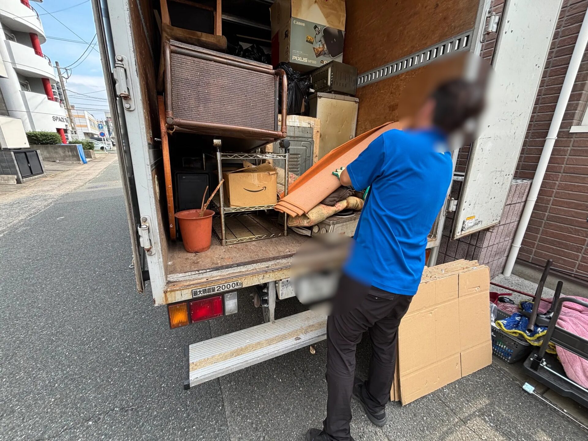 「1Kのアパートのお部屋からちゃぶ台や衣装ケースなどを回収しました」作業写真